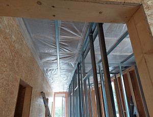 Zateplení stropu dřevostavby pomocí foukané izolace